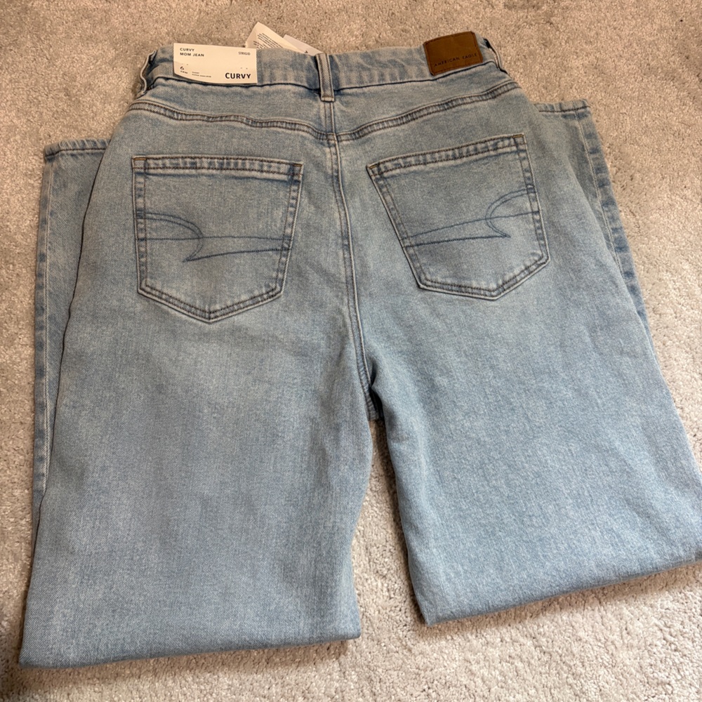 Light blue NWT American Eagle strigid mom jeans. Curvy size 6, short.